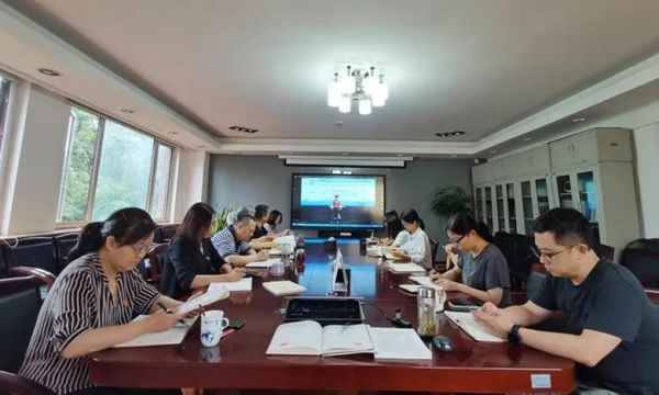 职业经理研究中心党委理论学习中心组专题学习《毛泽东 邓小平 江泽民 胡锦涛关于中国共产党历史论述摘编》